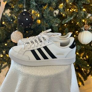 Adidas Grand Court tennis shoes